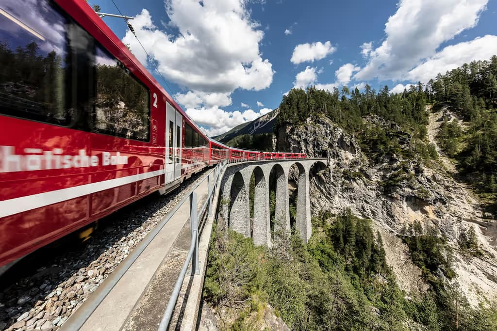 St. Moritz e Tirano: Tour panoramico del Bernina Express da Milano