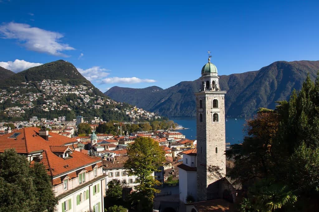 Como, Bellagio e Lugano: Tour guidato in giornata da Milano + Tour in barca