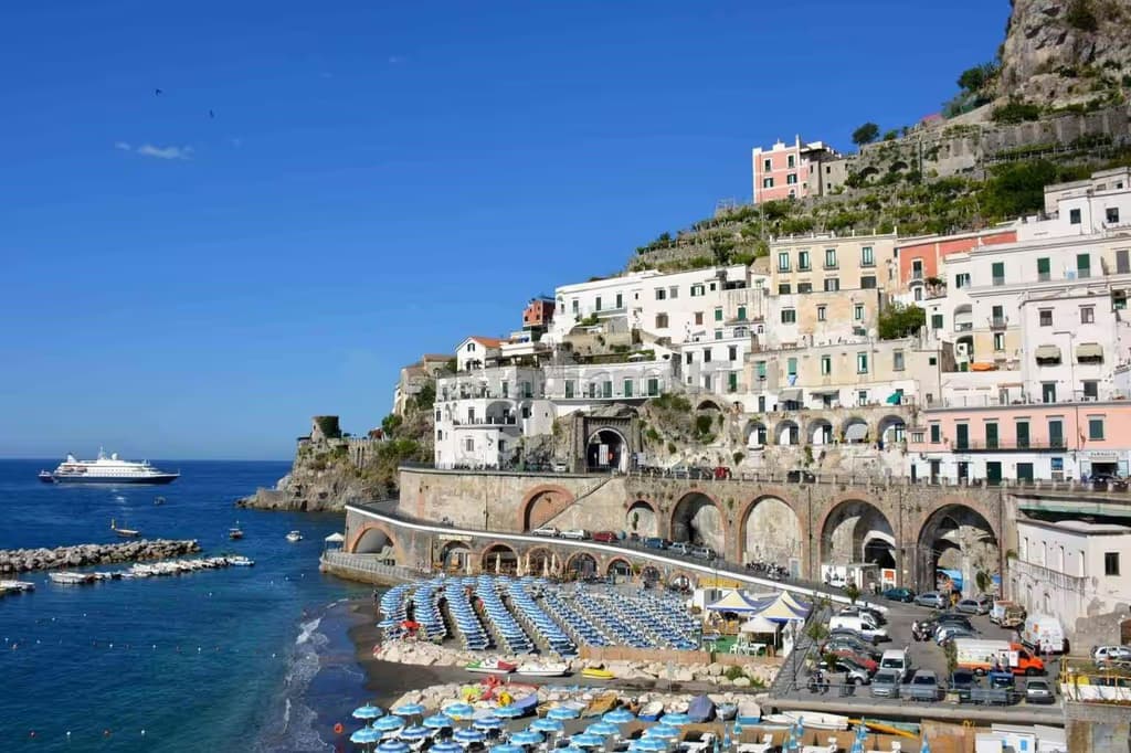 Costiera Amalfitana e Sorrento: Trasporto di andata e ritorno da Napoli