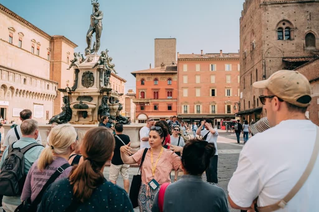 Bologna: Tour guidato a piedi + ingresso all'Archiginnasio e alla Torre dell'Orologio