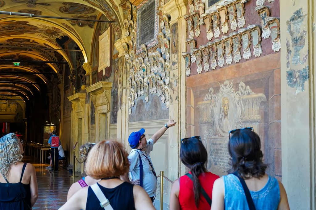Archiginnasio di Bologna: Biglietto con accesso rapido + Tour guidato + Degustazione di vini