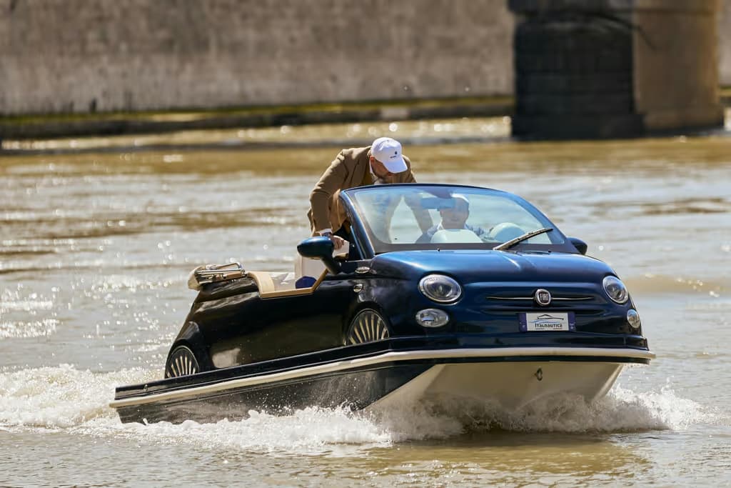 Roma: Transfer privato sul Tevere a bordo di una barca Fiat 500