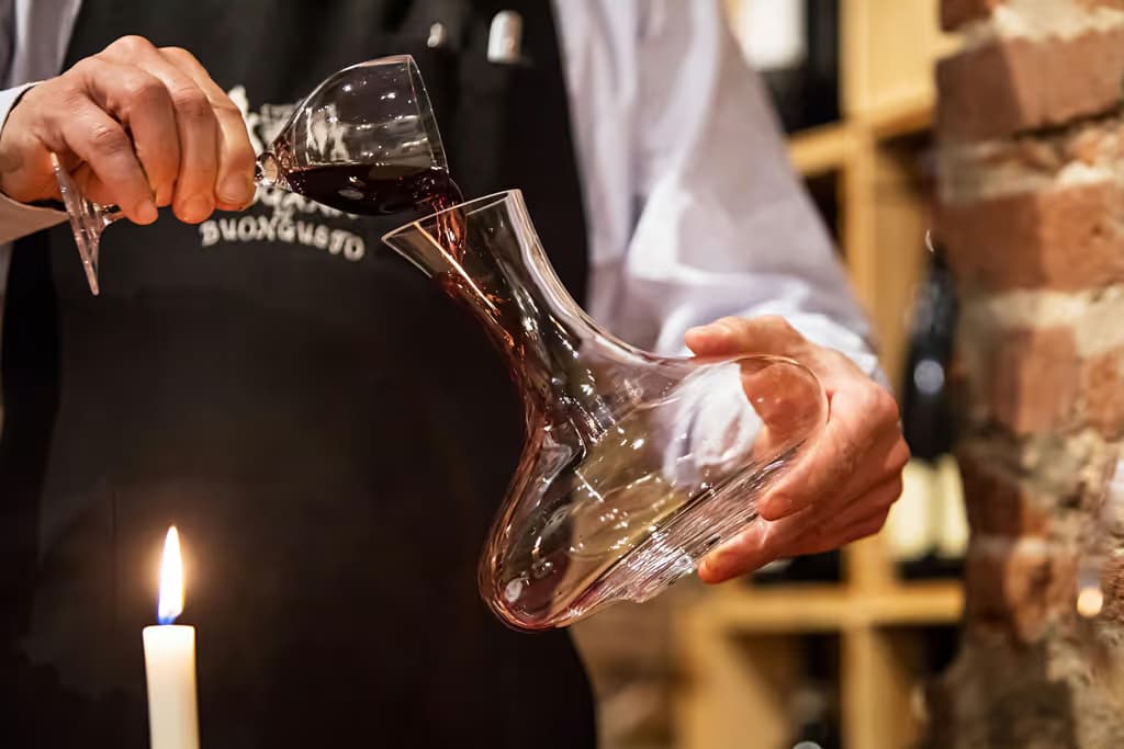 Milano: Tour di degustazione di vini per piccoli gruppi