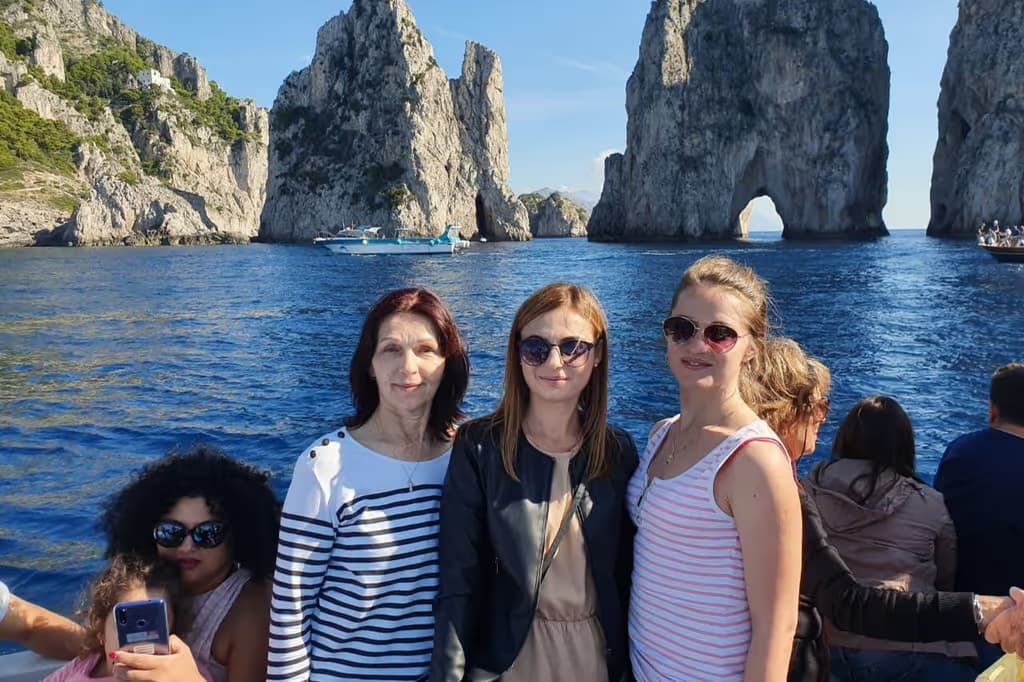 Capri: tour dell'isola + Grotta Azzurra e pranzo da Napoli