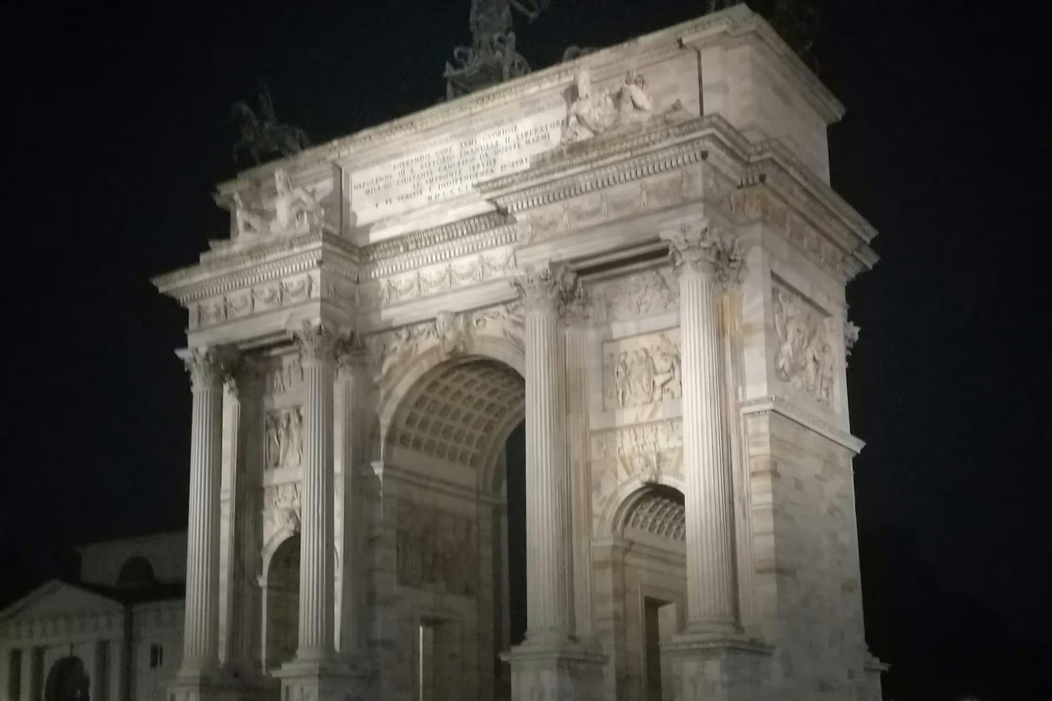 Milano: Tour notturno a piedi per piccoli gruppi